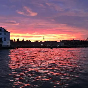 https://harrys-guest-house.hotelslidodijesolo.com
